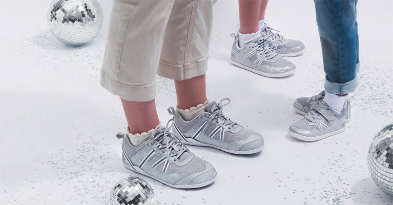 Woman and two kids wearing the Prio Glitter with small disco balls around them